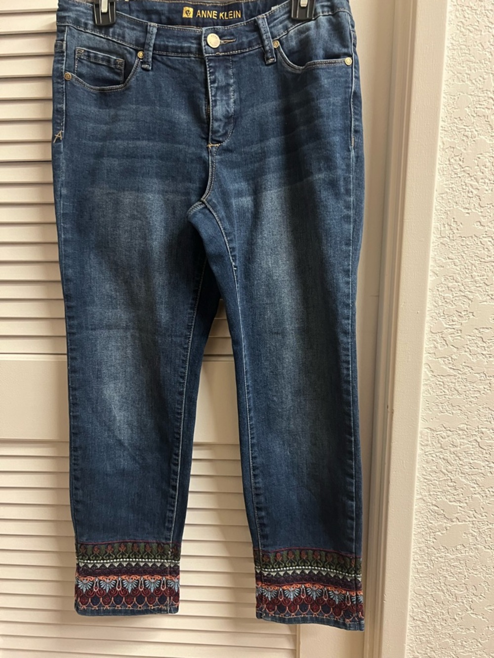 Anne Klein Dark Blue Embroidered Hem women’s blue jeans, size missy 4